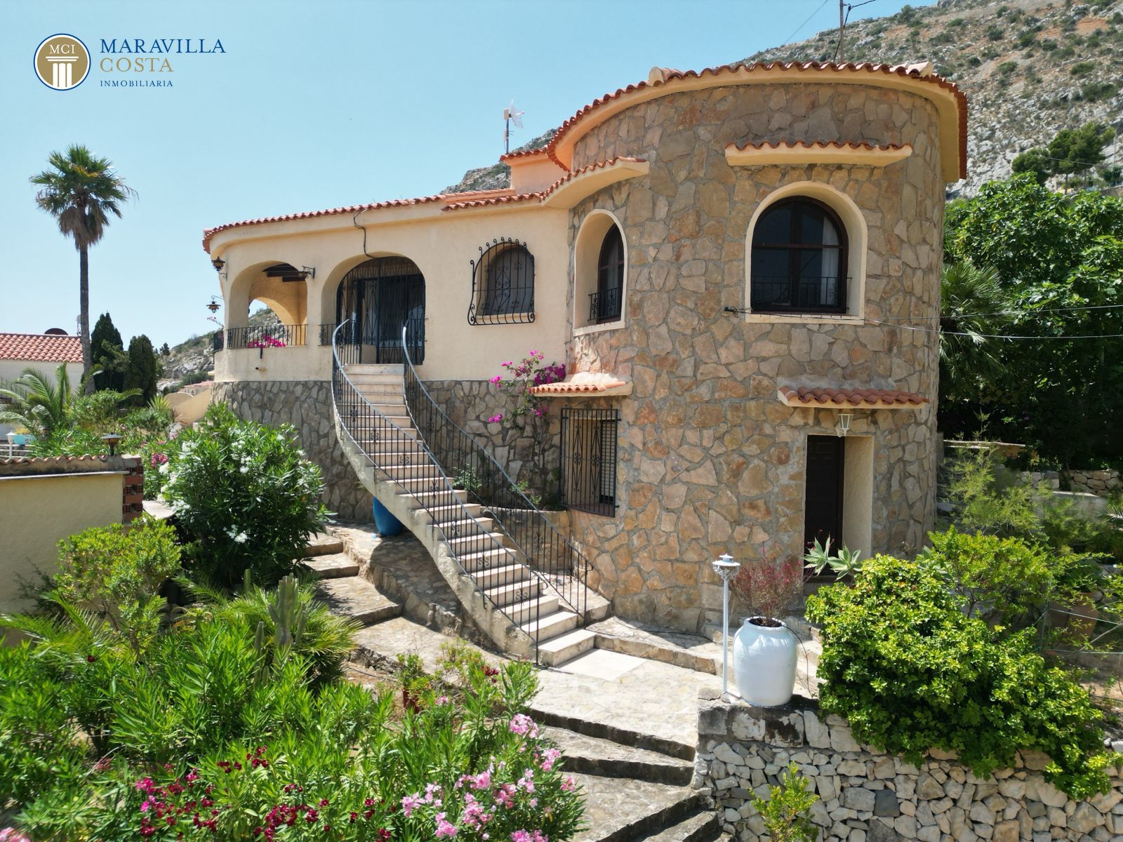 Villa mit drei Apartments und sensationellem Meerblick in Calpe