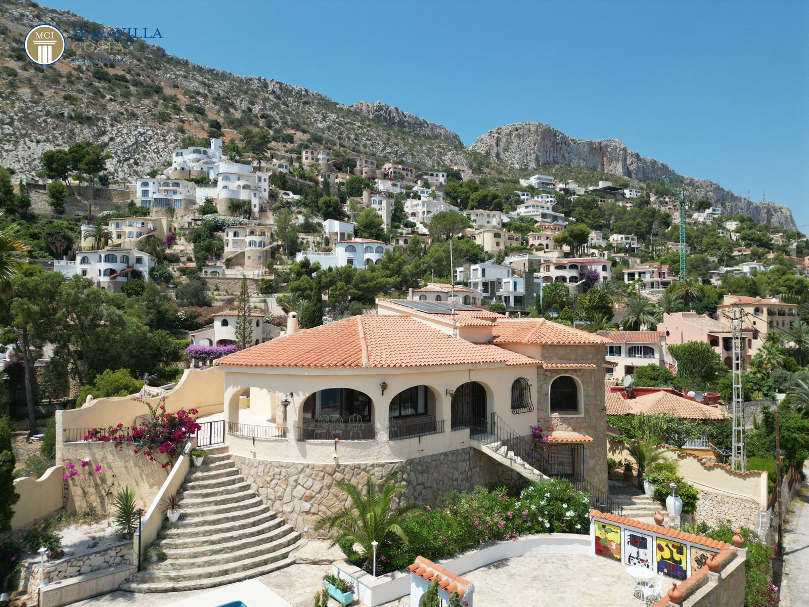 Villa mit drei Apartments und sensationellem Meerblick in Calpe