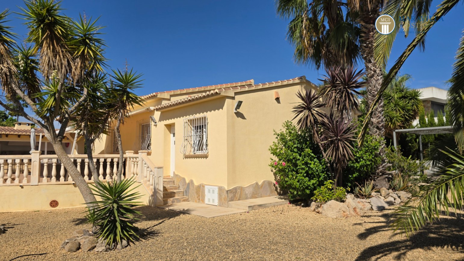  Sehr gepflegtes, mediterranes Haus auf einer Ebene in Jávea zu verkaufen